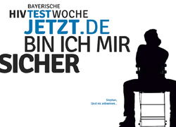 Schriftzug testjetzt und nachdenklicher Mann auf Stuhl