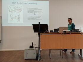 Referentin hinter Rednerpult