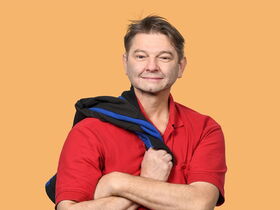 Portrait: Georg Pichlmayr mit Jacke über Schulter