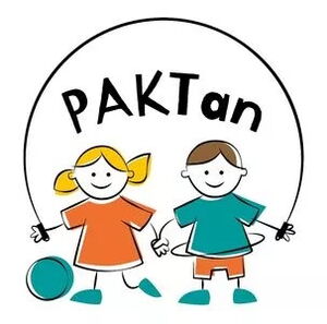 Junge und Mädchen mit Hüpfseil, Ball und Hula Hoop