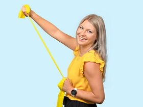 Portrait:  Larissa Bauer mit Gymnastikband