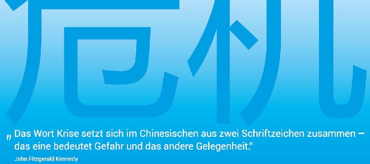 Chinesische Schriftzeichen mit dem Schriftzug: "Das Wort Krise setzt sich im Chinesischen aus zwei Schriftzeichen zusammen - das eine bedeutet Gefahr und das andere Gelegenheit."