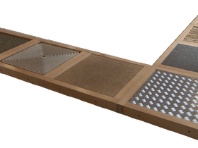 Ein Weg, an dem sich verschiedene Materialien aneinander reihen und somit unterschiedliche Empfindungen an den Füßen auslösen