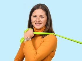Portrait: Hannah Strauch mit Gymnastikband