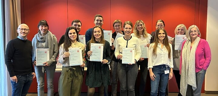 Absolventen des Kurses bei Zertifikatsübergabe