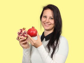 Portrait: Bettina Akrami mit Granatapfel