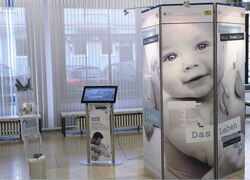 drei Seiten des Medienturms mit Tablet