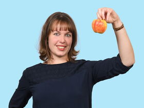 Portrait Ann-Katrin Hillenbrand mit Apfel