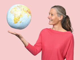 Portrait Christina Schoyerer mit Globus