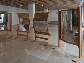 Auf dem Bild sind vier unterschiedlich gebogene Spiegel.