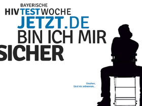 Schriftzug testjetzt und nachdenklicher Mann auf Stuhl