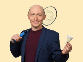 Portrait: Johannes Piehler mit Badmintonschläger und Ball