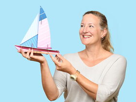 Portrait:  Iris Scheuberth mit Segelboot