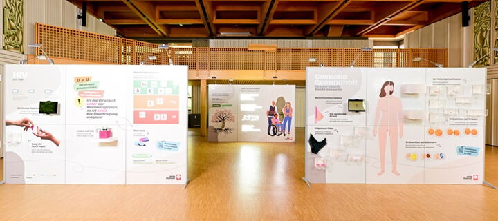 Drei Ausstellungswände der Ausstellung Only Human