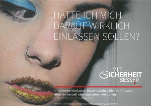 Postkartenmotiv "Hätte ich mich darauf wirklich einlassen sollen?", nachdenkliche, auffällig geschminkte Frau