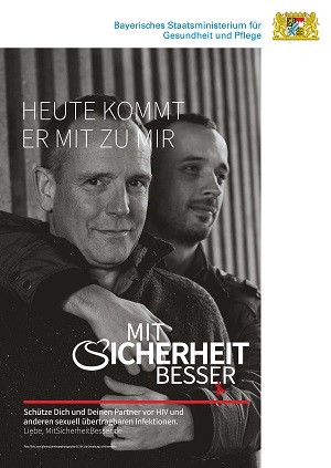 Postermotiv "Heute kommt er mit zu mir", zwei Männer, die sich umarmen