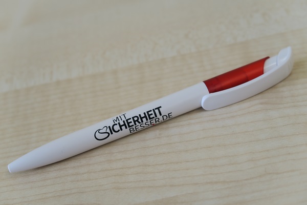 Kugelschreiber mit Wortmarke und Logo der Kampagne "Mit Sicherheit besser"
