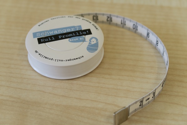 kleines Maßband mit Aufdruck "Schwanger? Null Promille!"